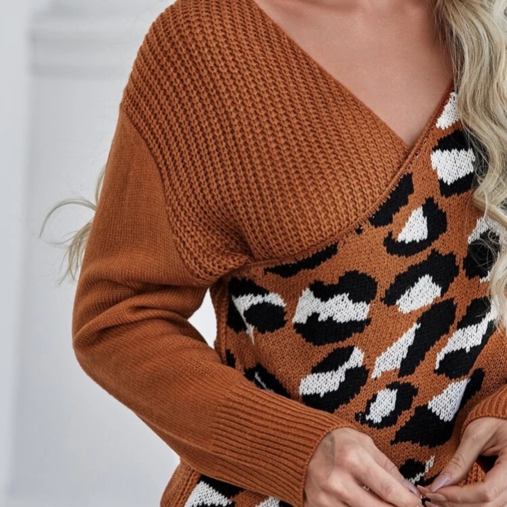 🔥LAST CHANCE🔥Animal Print Crossover Sweater 🐾 - Picture 4 of 5